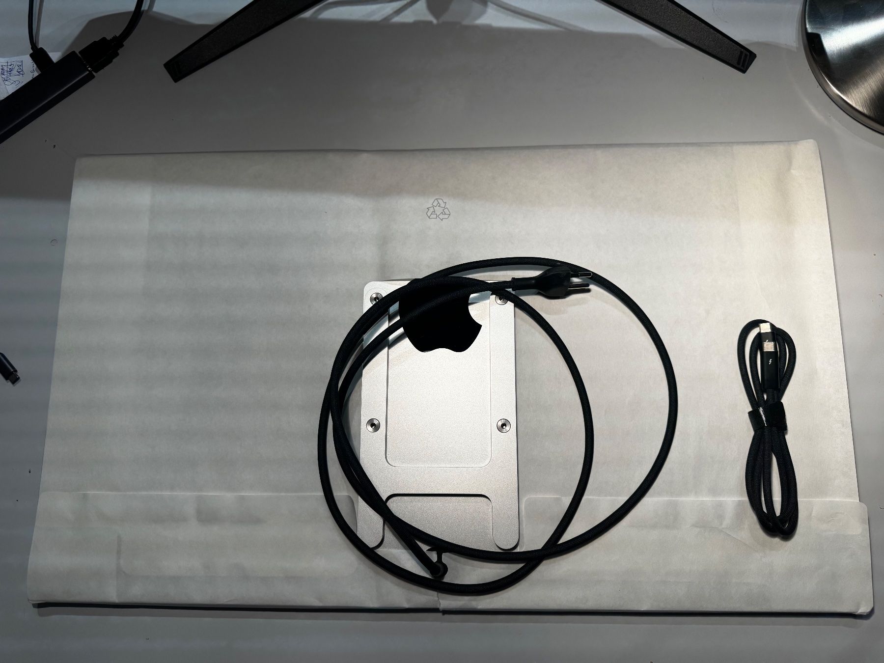 Apple Monitor: Apple Studio Display 27" 5K – VESA – Nuovo (secondo la descrizione) da Zürich venduto da sim_w667 6