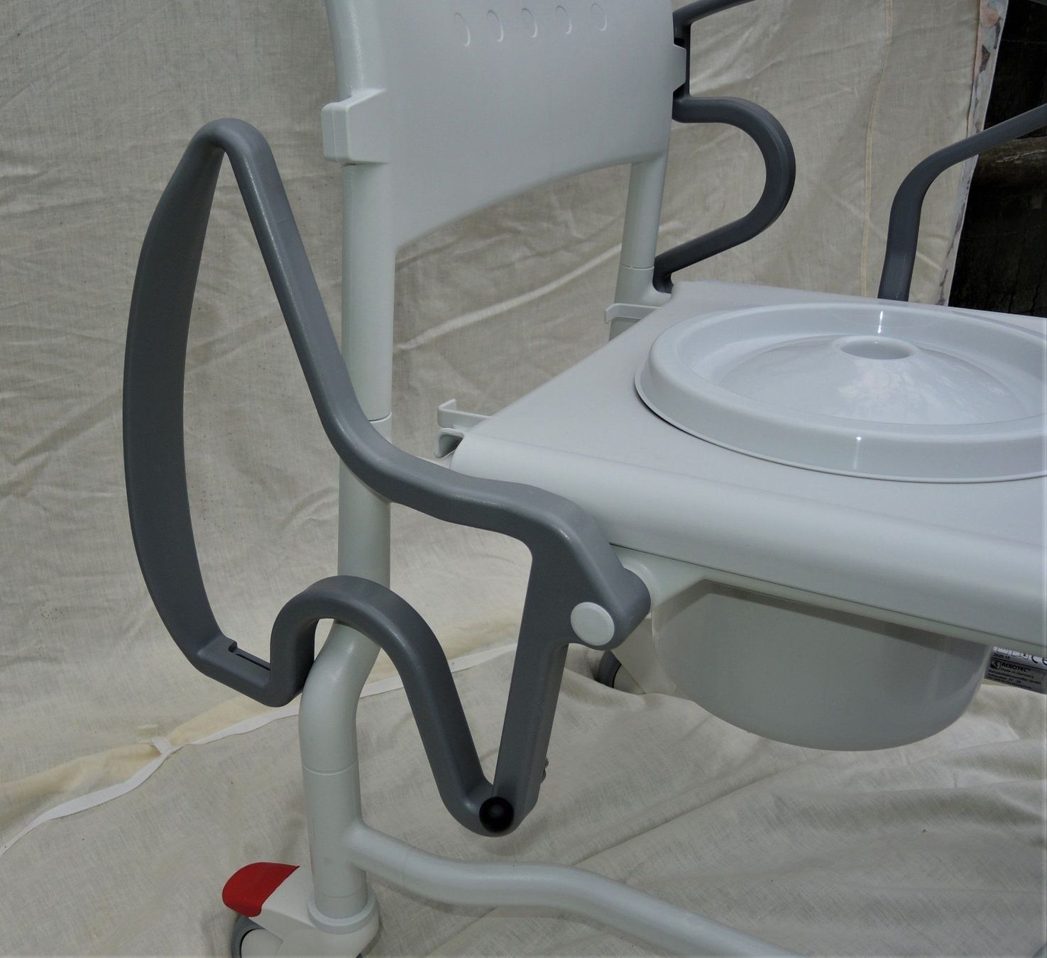 Attrezzature mediche: Dusch- und Toilettenrollstuhl – Nuovo (secondo la descrizione) da Niederried b. Kallnach venduto da hanatim 2