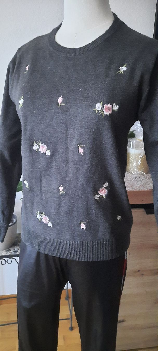 Maglioni & Felpe: Damenpullover, grau, mit Blumenmuster, Grösse S, Top! – Nuovo (secondo la descrizione) da Solothurn venduto da lsc_pf99