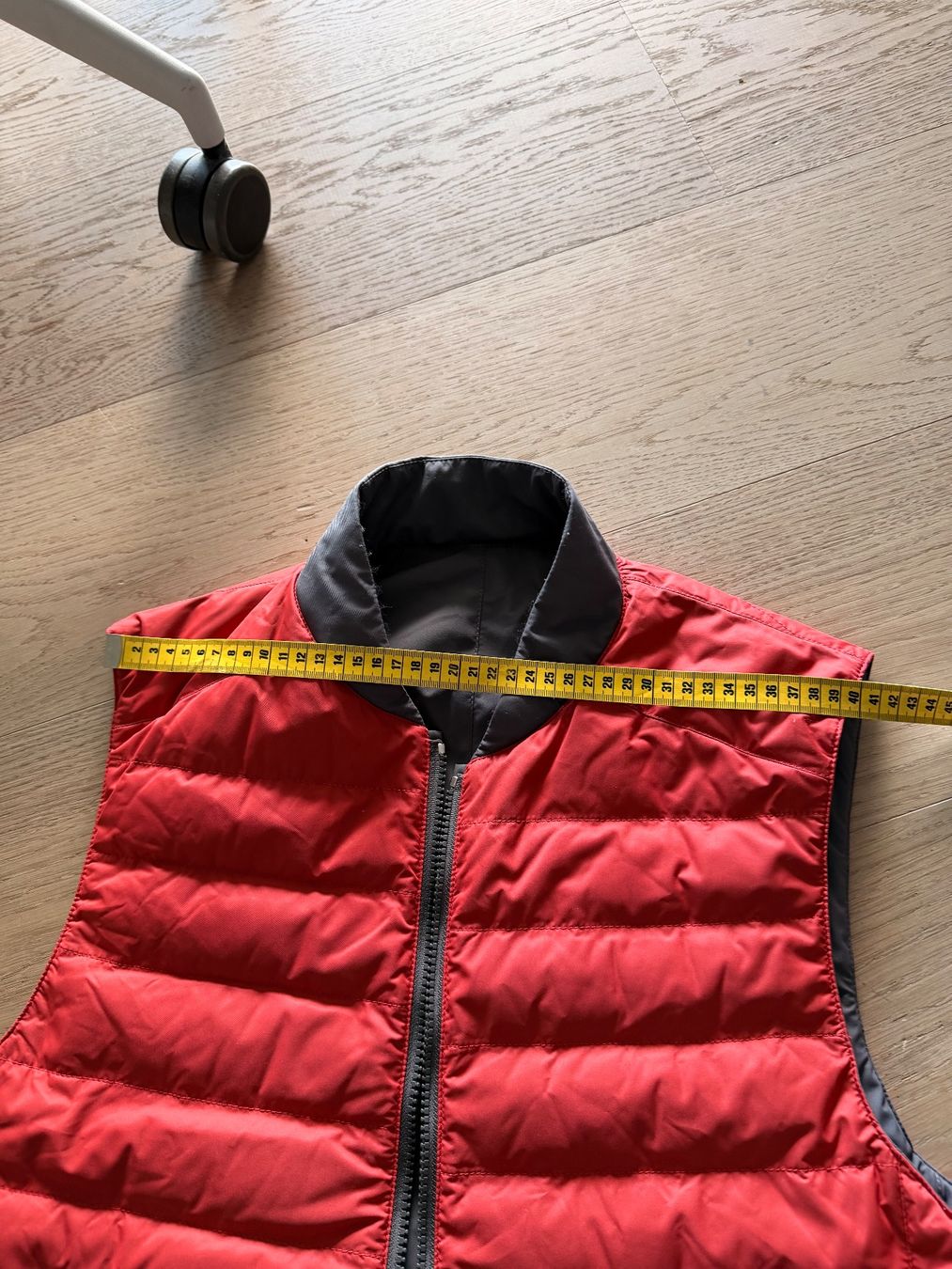 Brunello Cucinelli Gilet & Giacche: Brunello Cucinelli Herren Wend-Steppweste Grau/Rot – Usato da Oberwil b. Zug venduto da hallihallo12 5
