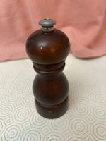 Piccolo macinapepe in legno marrone scuro Peugeot France
