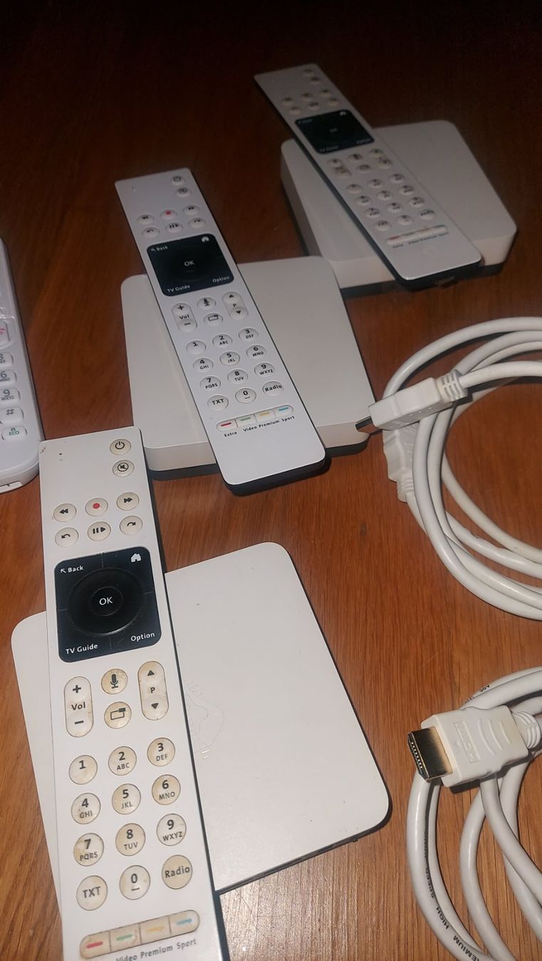 Swisscom Lettore multimediale & Streamer: Swisscom Tv Box 3er Set & Panasonic Telefonset – Usato da Hohenrain venduto da magiclocke 1