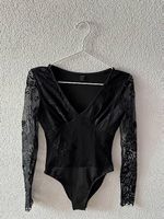 Schwarzer Body mit Spitze