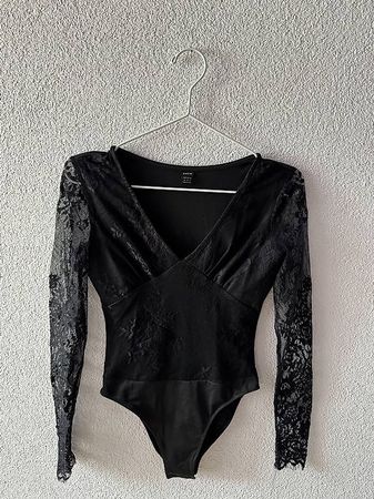 Schwarzer Body mit Spitze