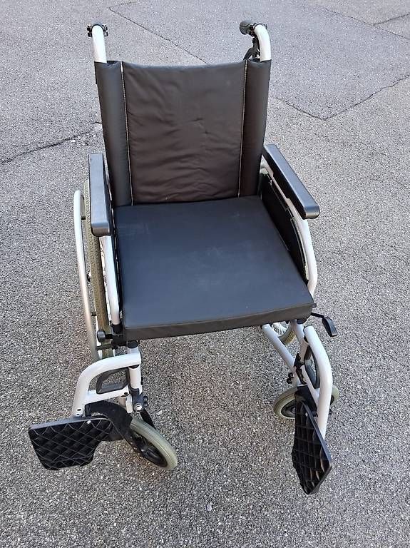 Chaises roulantes: Rollstuhl – D'occasion à Horgen par cla_bv5q 3