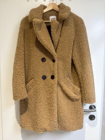 Un manteau ZARA taille EUR S