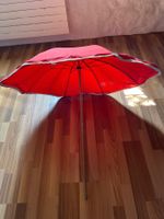 Antiker Sonnenschirm rot mit Holzstange