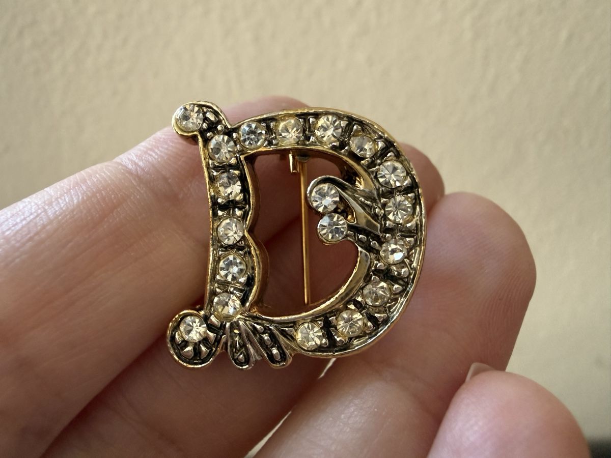 Broches & Aiguilles: Vintage-Brosche mit Initiale D goldfarben mit Strass. – D'occasion à Lamone par LaCantinaMagica 1