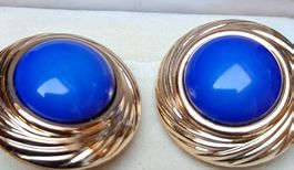 Paire de clips d'oreilles dorés, cabochon bleu