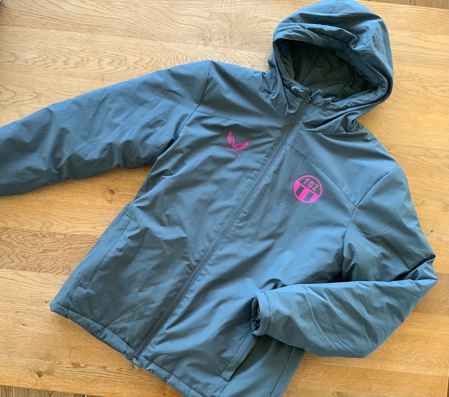 FCZ Giacche: FCZ Damen Winterjacke – Usato da Männedorf venduto da Katie11