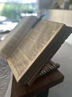 Antike Berner Bibel (1735) mit Namenseintrag von 1738