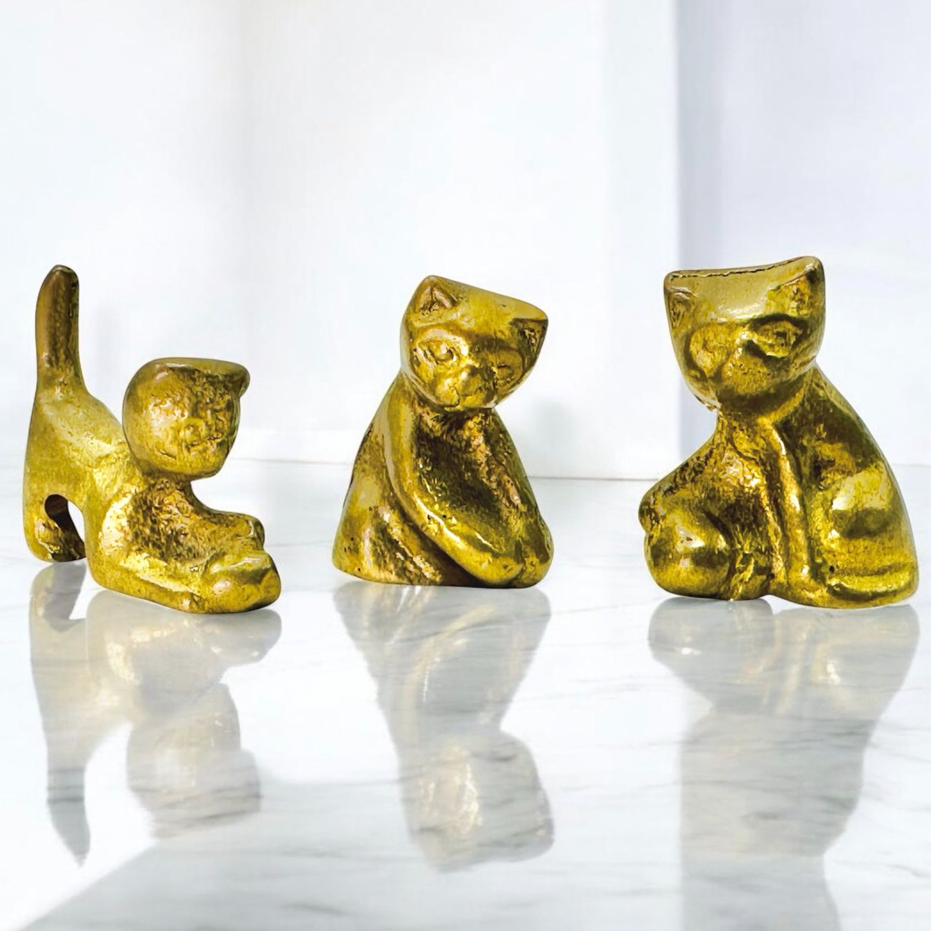 Skulpturen & Statuen: Ensemble de 3 figurines chats en bronze massif doré – Gebraucht aus Morges von vintiques