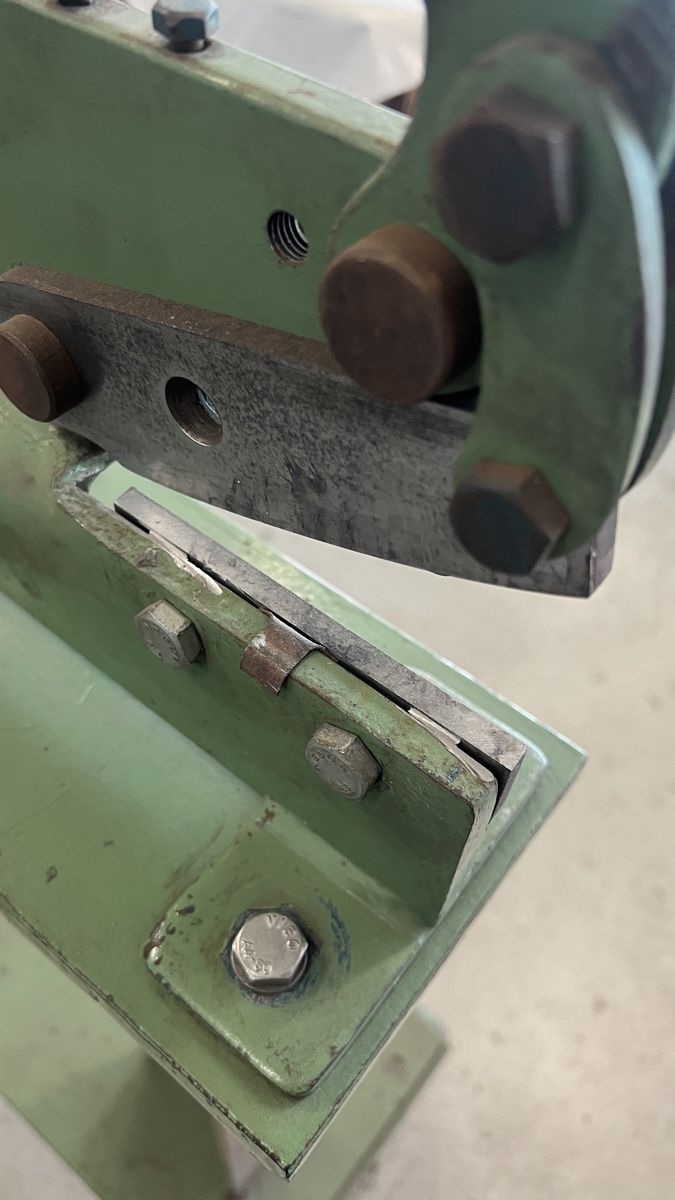 Tutte le macchine: Handhebelschere mit Stehfuss und Räder – Usato da La Punt Chamues-ch venduto da mhaefu 2