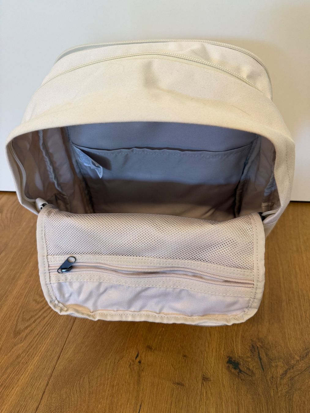 Nike Zaini: Nike Rucksack beige mit Fronttasche – Usato da Stäfa venduto da alyssa.bgl 2
