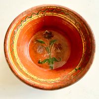 Alte Keramikschale mit Blumenmotiv, Bauernkramik