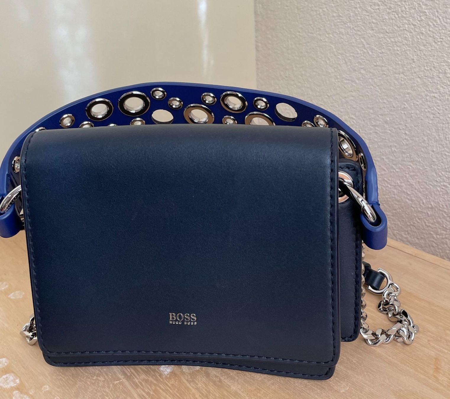 Hugo Boss Borse da donna: HUGO BOSS Umhängetasche – Usato da Hünenberg See venduto da DND5