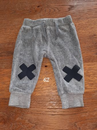 Graue Baby Jogginghose, Grösse 62, mit X-Applikation😍