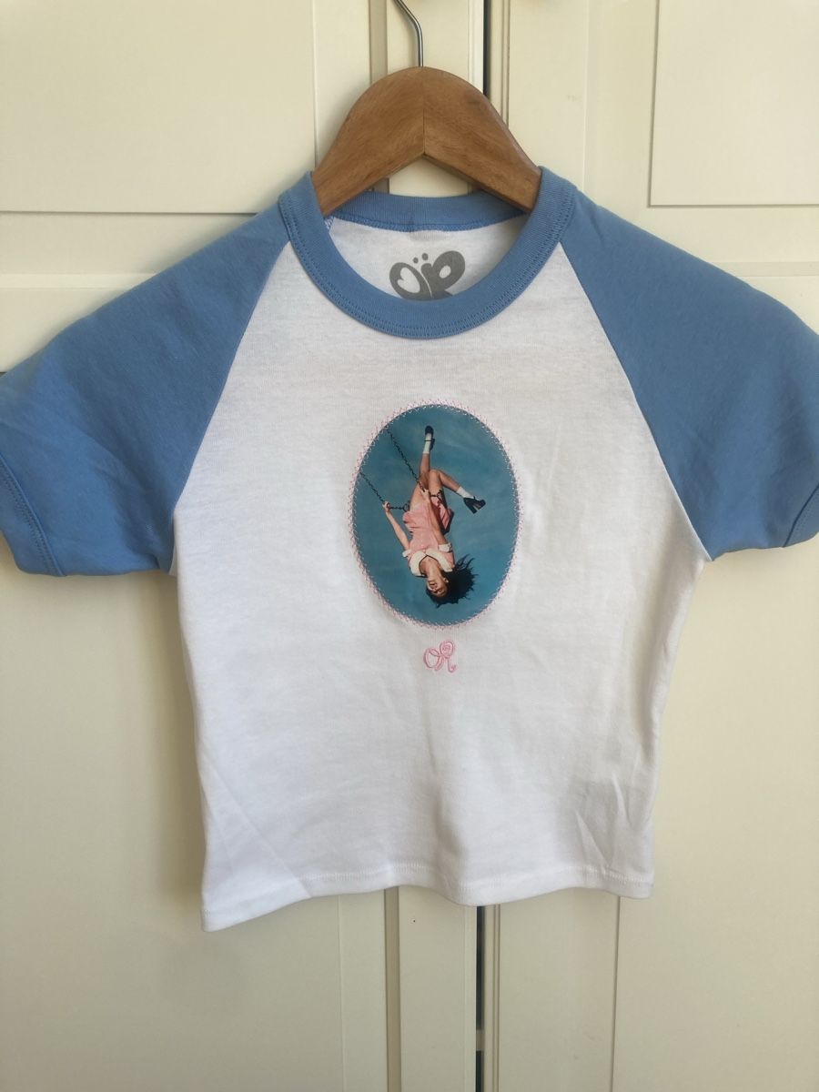 Blusen, T-Shirts & Tops: Olivia Rodrigo baby Tee – Neu und originalverpackt aus Bottmingen von Poppyfields 3