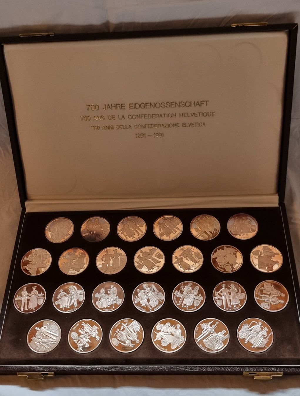 Tutti le monete: Münzen Set Silber 700 Jahre Eidgenossenschaft – Nuovo e nell'imballaggio originale da Davos-Frauenkirch venduto da KCHrist