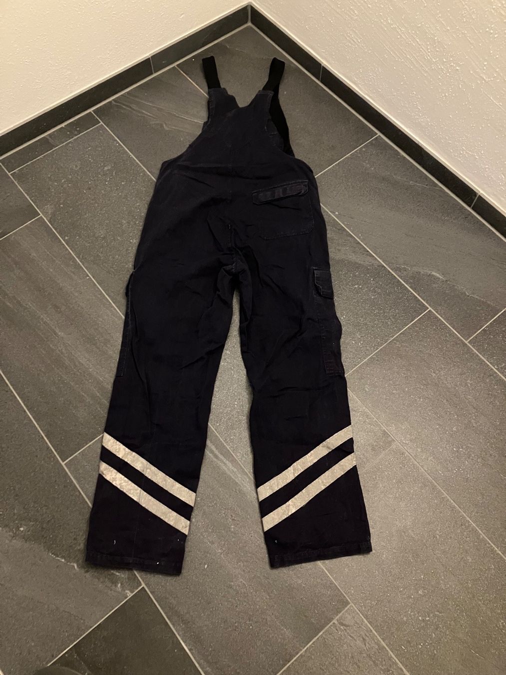 Pantaloni: Arbeitskleidung Warnschutz Latzhose Gr.44 – Usato da Bettwiesen venduto da Zustand57 1