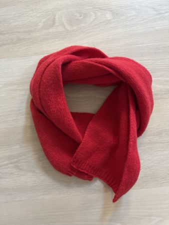 Roter Schal
