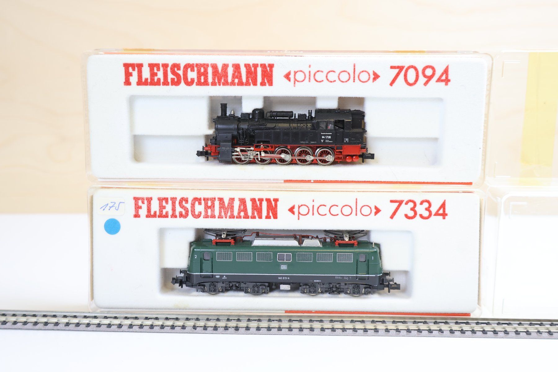 Fleischmann Modellini di ferrovie: Fleischmann Doppelpack Dampflok 7094 & grosse E-Lok 7334 - N – Usato da Winterthur venduto da Monstera 1