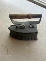 Ferro da stiro antico in ghisa con manico in legno, pezzo da