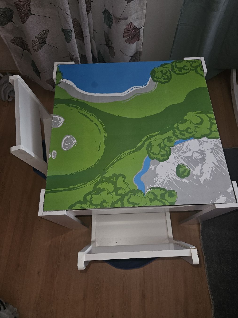 Set di tavolo e panche: Kindertisch mit Stühlen – Usato da Oberwil BL venduto da blackdiamond14