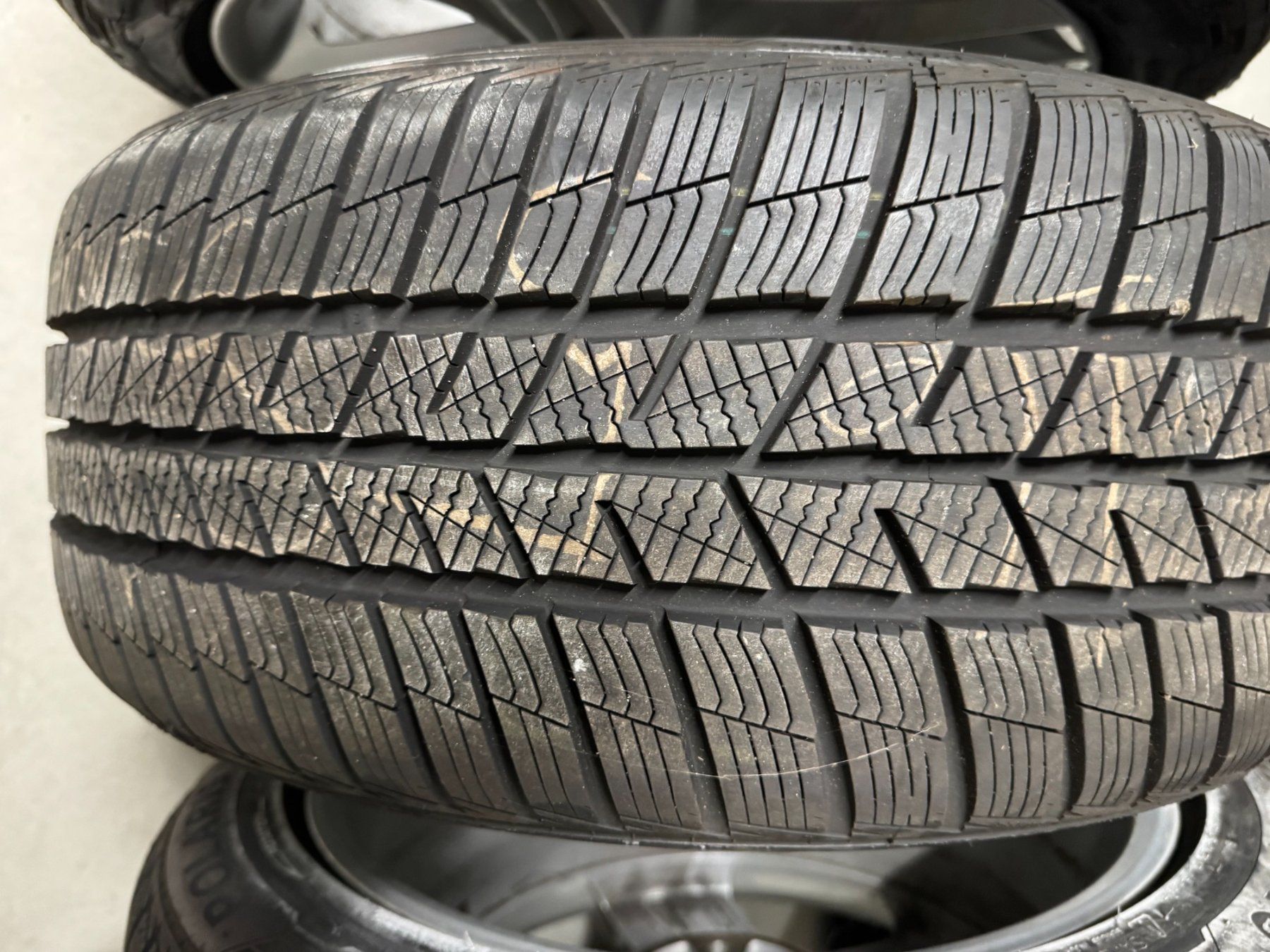 Volvo Pneus & Roues: Volvo original Winterräder 17" – D'occasion à Amsoldingen par 242GT 7