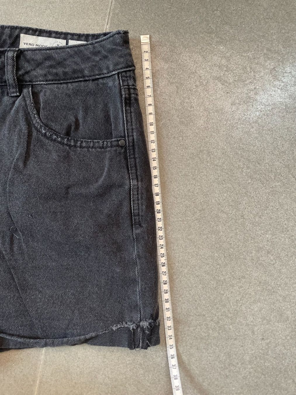 Vero Moda Pantalons: Hotpants Vero Moda / Schwarz, M – D'occasion à Zofingen par angito 2