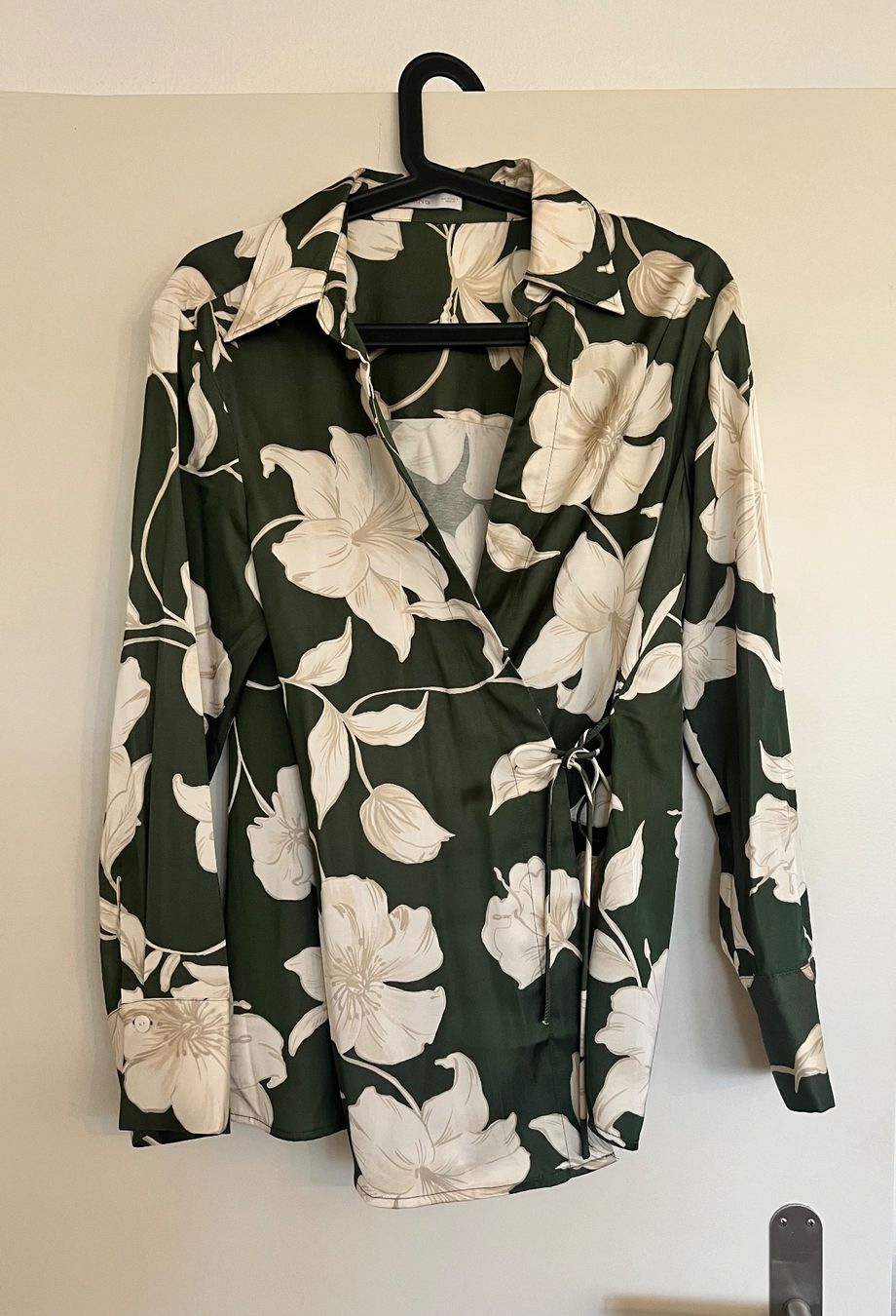 Mango Lotti di vestiti: Mango Satin Twin Set Bluse & Hose / grösse M / 38 – Nuovo (secondo la descrizione) da Effretikon venduto da YaMn 1