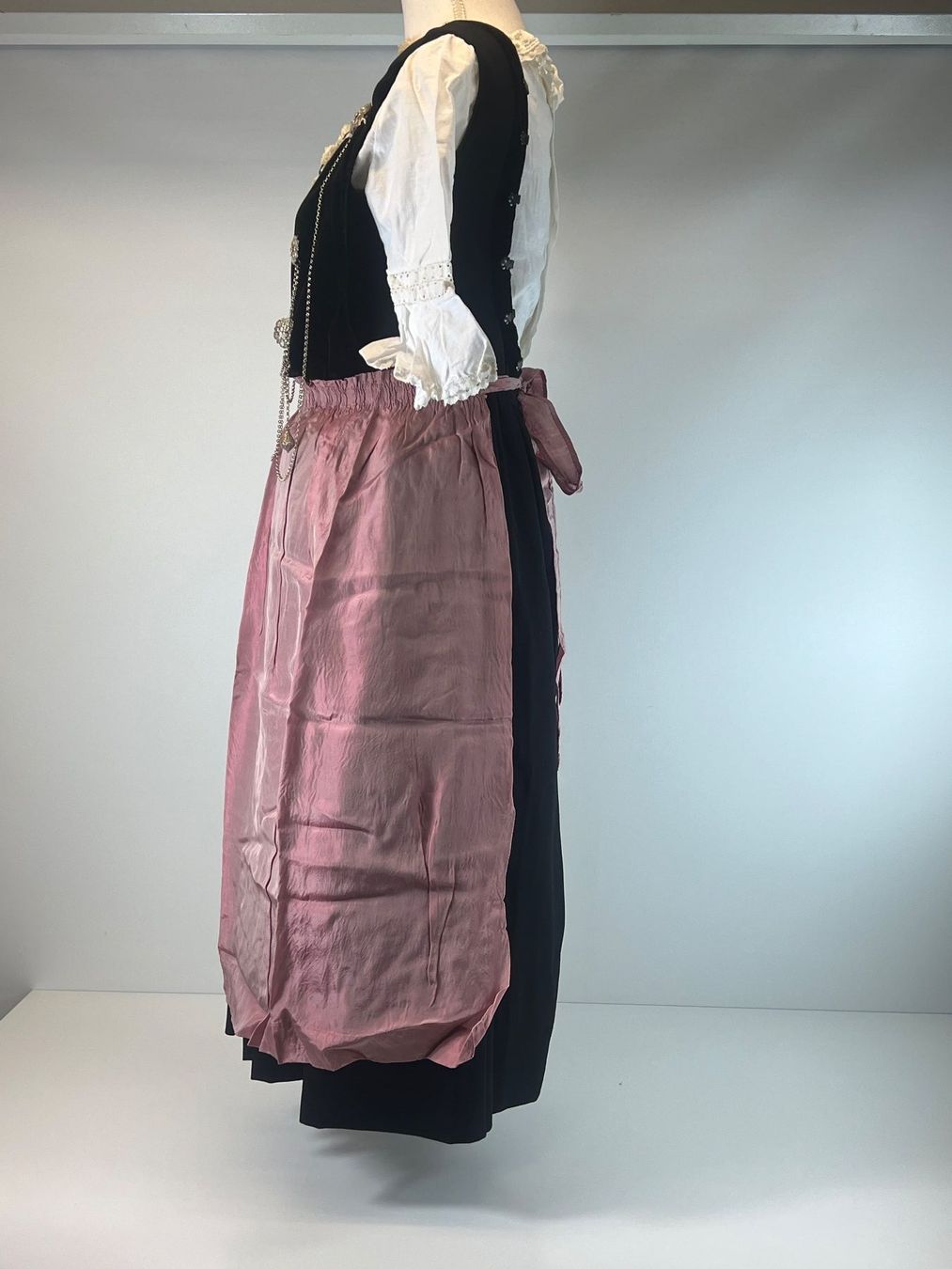 Kostüme: Schweizer Tracht Damen, ev. Schleitheim – Gebraucht aus Zürich von Arche_Brockenhaus 3