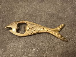 Goldiger Flaschenöffner Fisch – Hingucker für jede Bar!