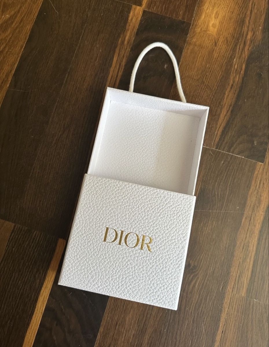 Altro in Decorazioni & Accessori: Weiße Dior Geschenkbox – Usato da Balgach venduto da ren_xy57 1