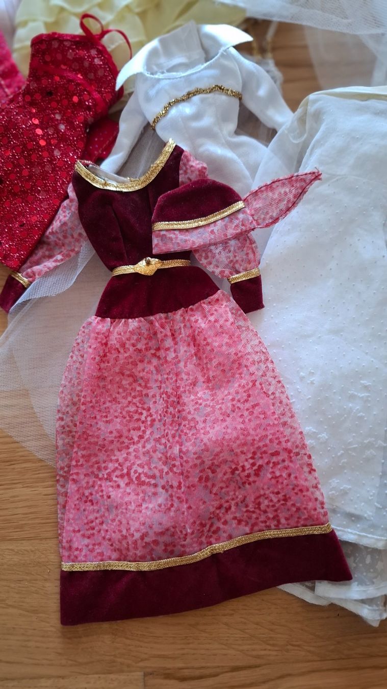 Poupées: Barbiekleider – D'occasion à Frauenfeld par PaperPlane63 1