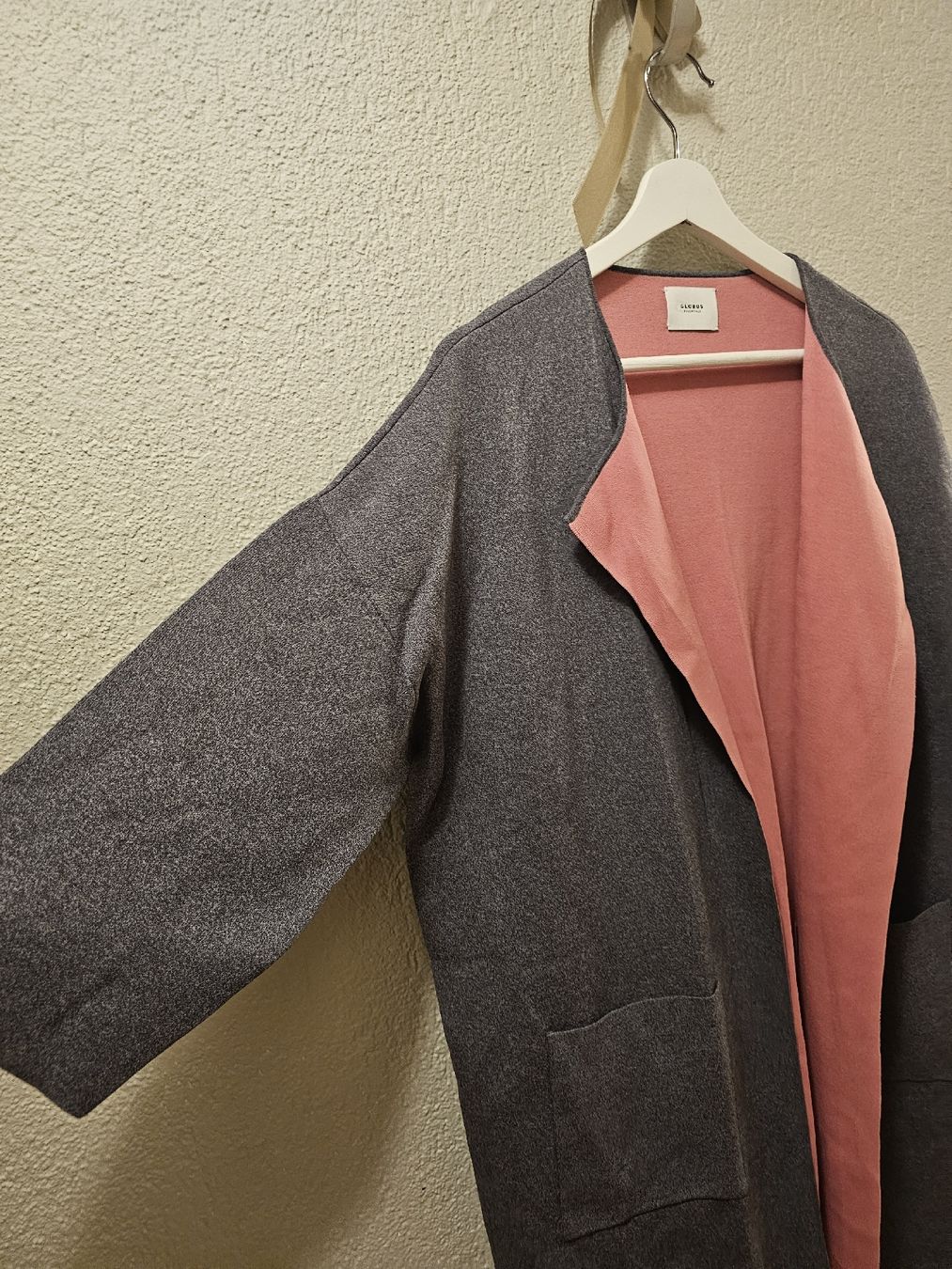 Globus Giacche: Globus, schlichte Strickjacke, Gr. M, Grau/Rosa  – Nuovo (secondo la descrizione) da Bern venduto da Oscarella 3