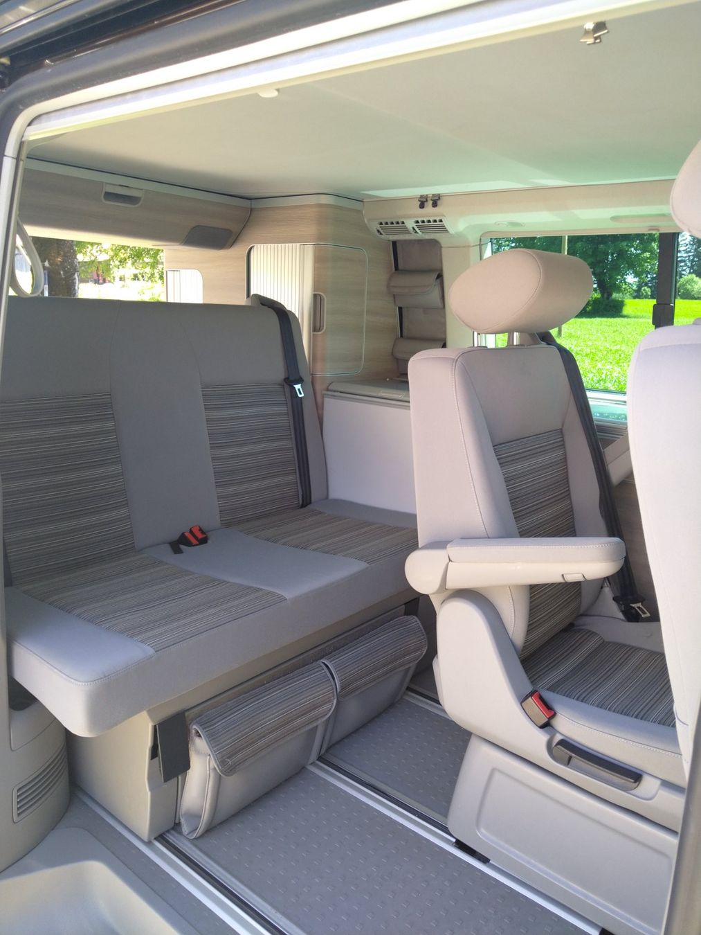 VW Veicoli da campeggio: VW T5 California TDI – Usato da La Chaux-de-Fonds venduto da BI_2300 2