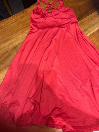 NEUES Rotes Sommerkleid, Grösse M - perfekt für warme Tage!