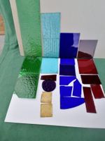 Buntes alte Glasreste verschiedene Farben und Grösse .