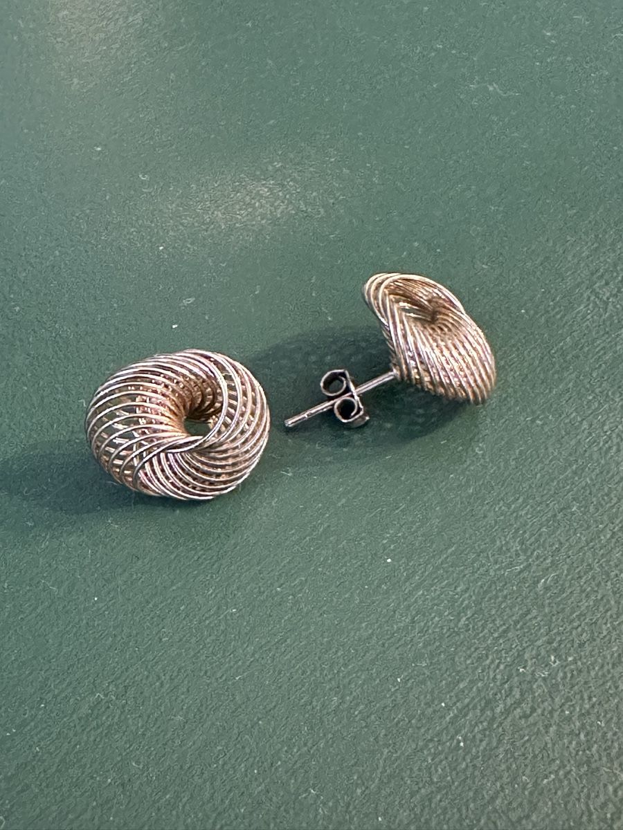 Orecchini pendenti & Orecchini a lobo: Ohrstecker goldfarbend gewickeltes Design – Usato da Zürich venduto da YviKno 1