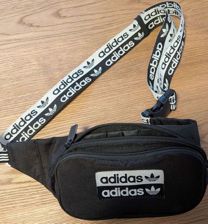 Adidas Bauchtasche schwarz Logo Trageriemen neuwertig