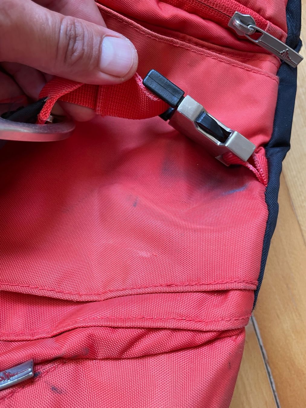 Zaini: Vintage Y2K Backpack Ferrari 25 L – Usato da Zürich venduto da le_souk 3