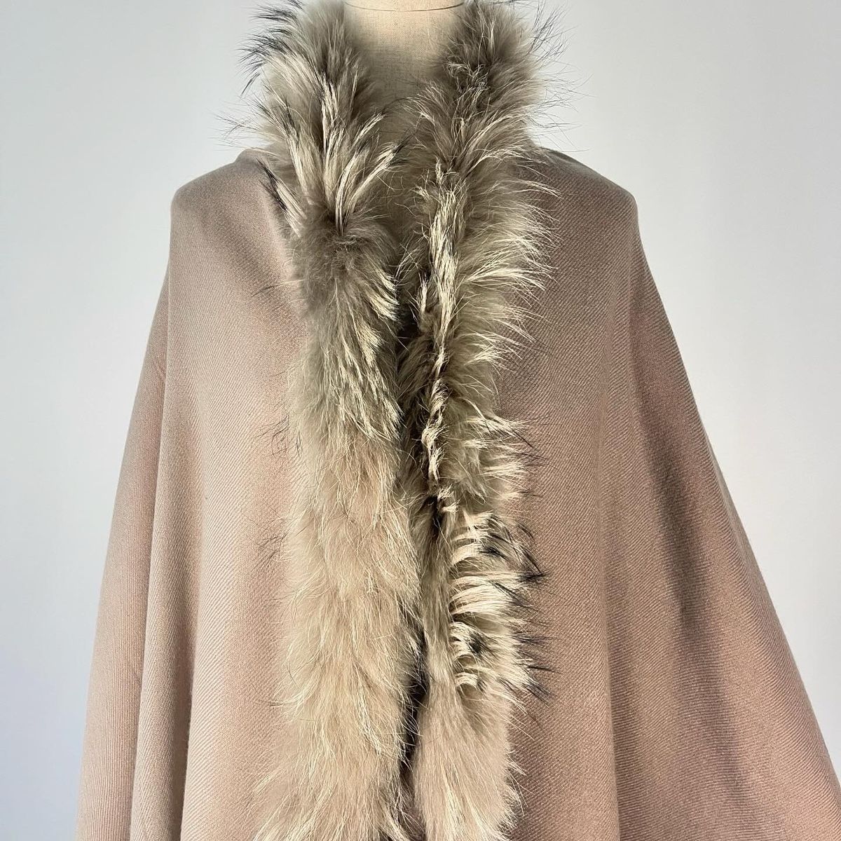 Hemisphere Foulards, Tücher & Schals: HEMISPHERE Cashmere Fur Scarf / Cape – Neu (gemäss Beschreibung) aus Emmen von Avviivva_Com2023 2