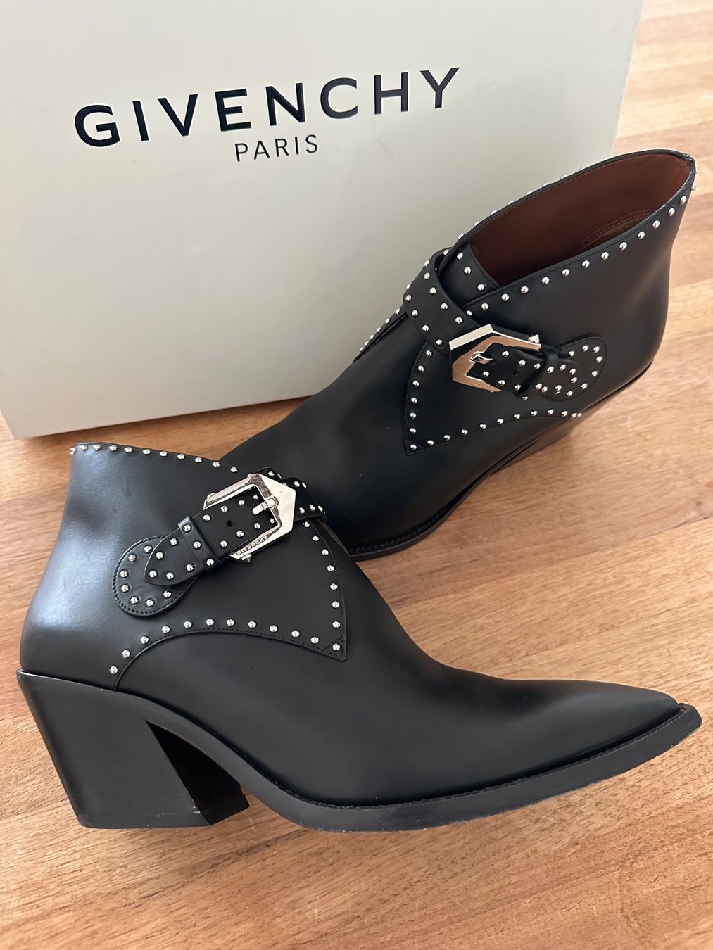 Givenchy Scarpe da donna: Givenchy Stiefeletten/Gr 39 – Usato da Hausen am Albis venduto da Mwtraining