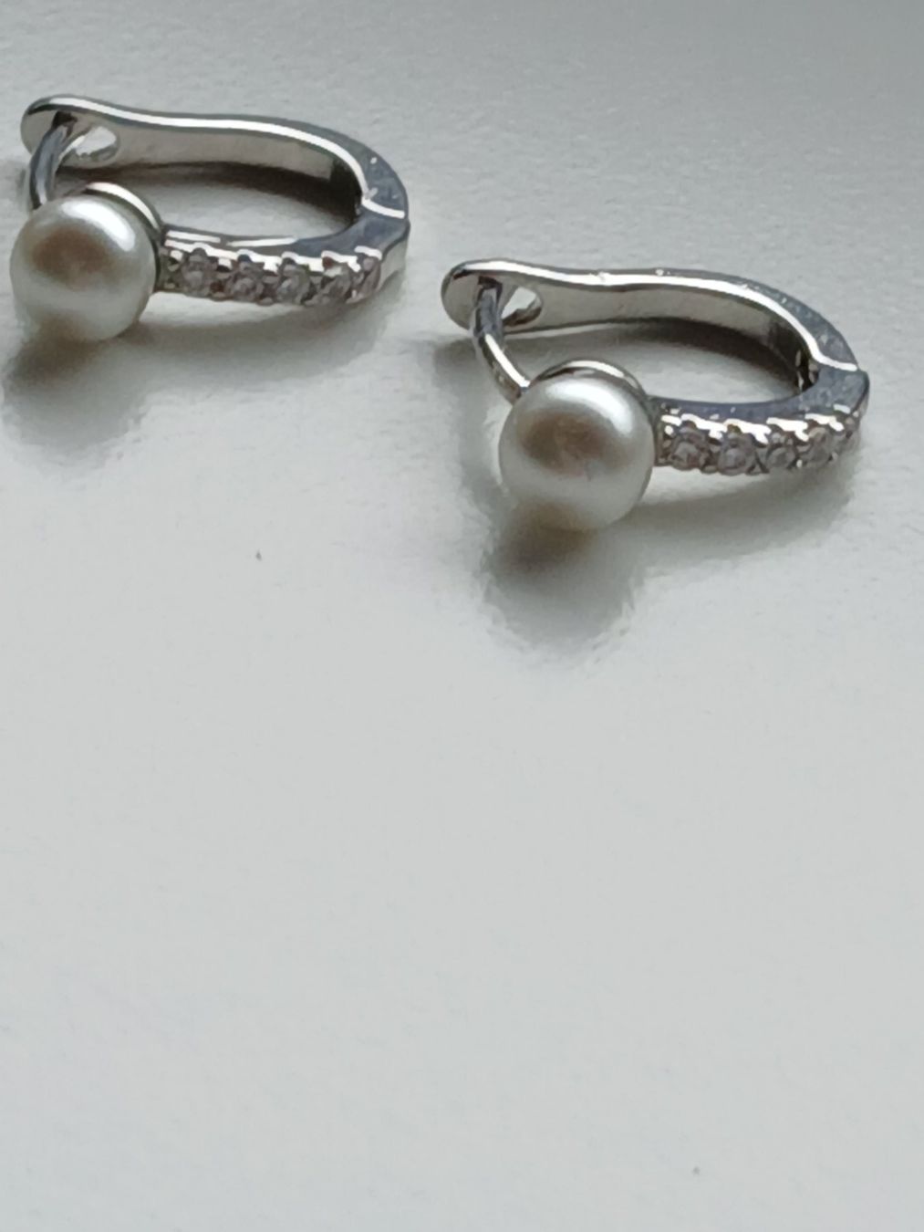 Ohrringe & -stecker: Ohrringe mit Zirkonia und Perle 925 Silber – Gebraucht aus Stallikon von madi0320