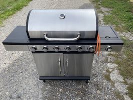 Grosser Gonser Gasgrill mit sechs Brennern und Kochplatte