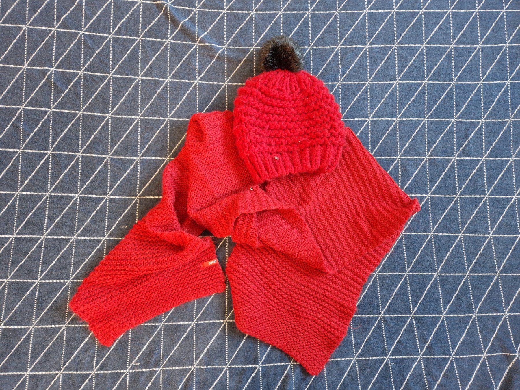 Esprit Foulards, Tücher & Schals: Esprit Set Schal und Mütze rot mit Wolle – Gebraucht aus MUEHLAU von ibo_5c7d