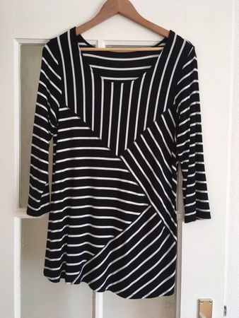 Lässiges Long-Shirt in schwarz mit weissen Streifen, Gr. 40