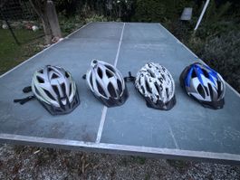 4 Kinder Fahrradhelme Set gebraucht verschiedene Farben