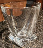 Verre à whisky design torsadé, parfait pour l'été!